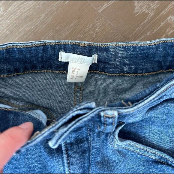 H&M High Waisted Blue Denim Shorts - Picture 3 of 3
